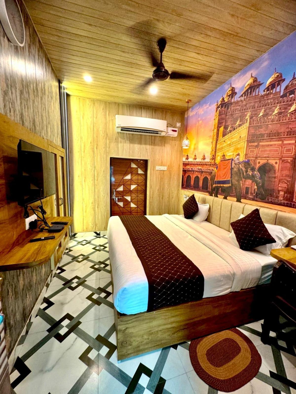 Love hotel Iconic